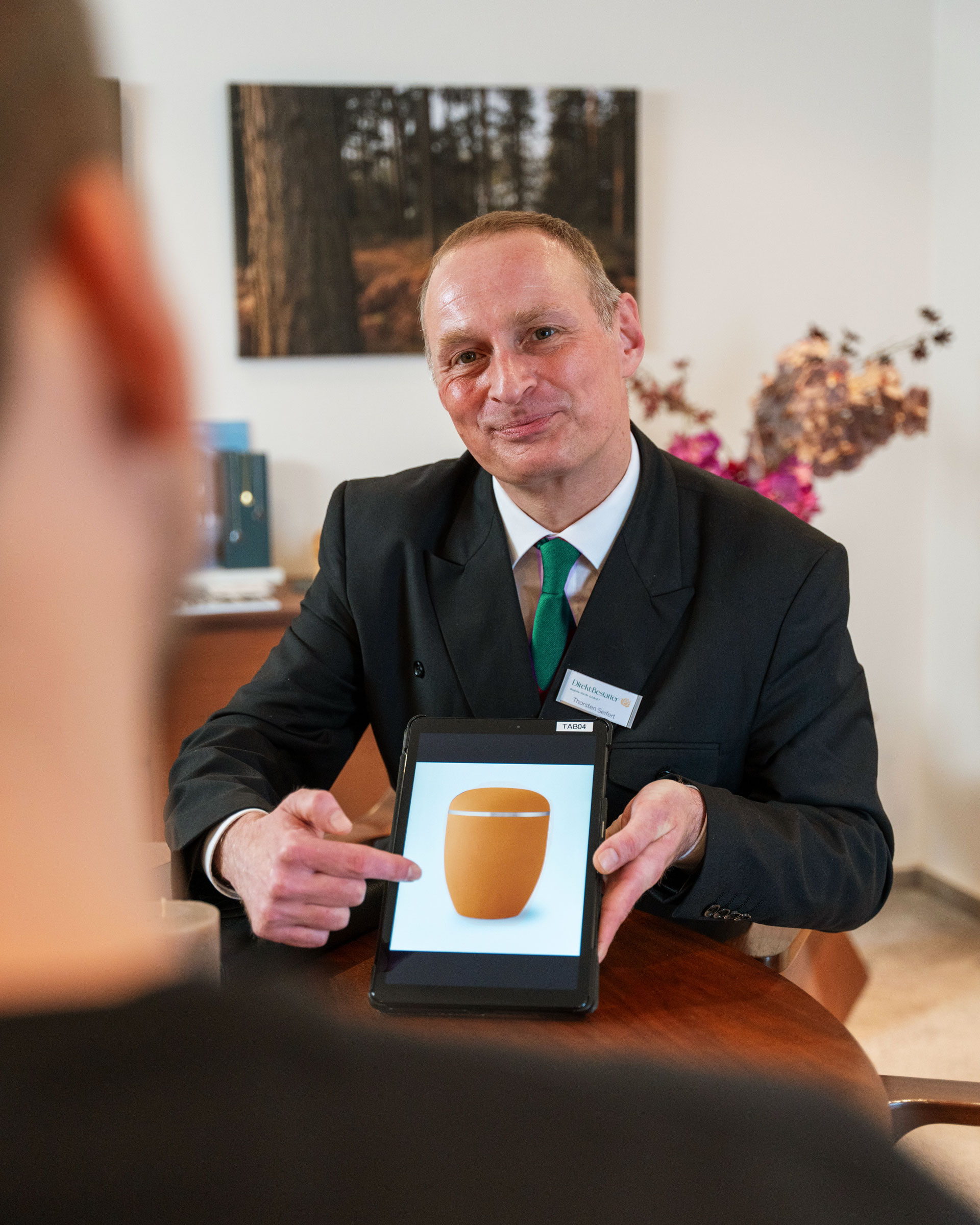 Unsere Bestattungsfachkraft berät einfühlsam einen Kunden.